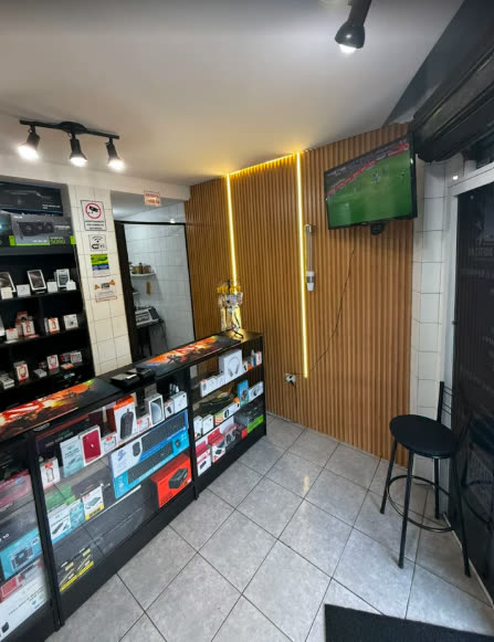 Interior da loja Império das Telas na Freguesia do Ó