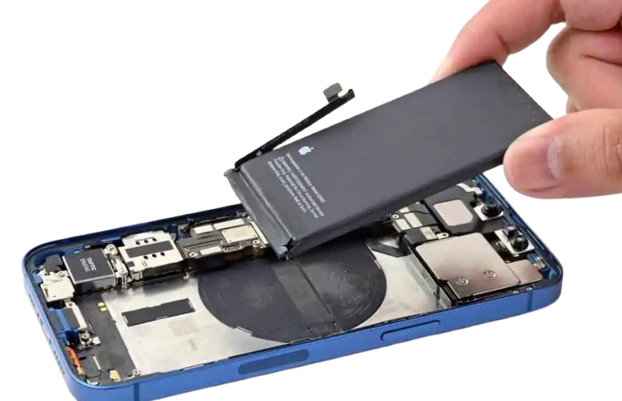 Bateria de celular sendo retirada do aparelho